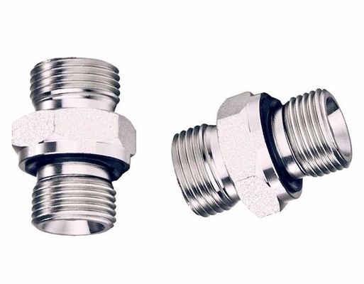 L'adaptateur de raccords de tuyaux NPT Ss 304 galvanisé à 1/2 pouce est relié à un tuyau en caoutchouc